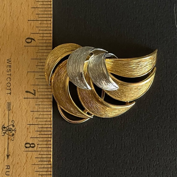 Vintage Signed Dress Scarf Clip Two-Tone Metal Abstract Leaf - Picture 4 of 4